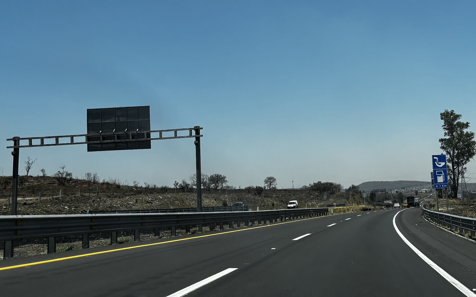 Carretera federal 90D rumbo a Guadalajara, con sus carriles y señalamiento