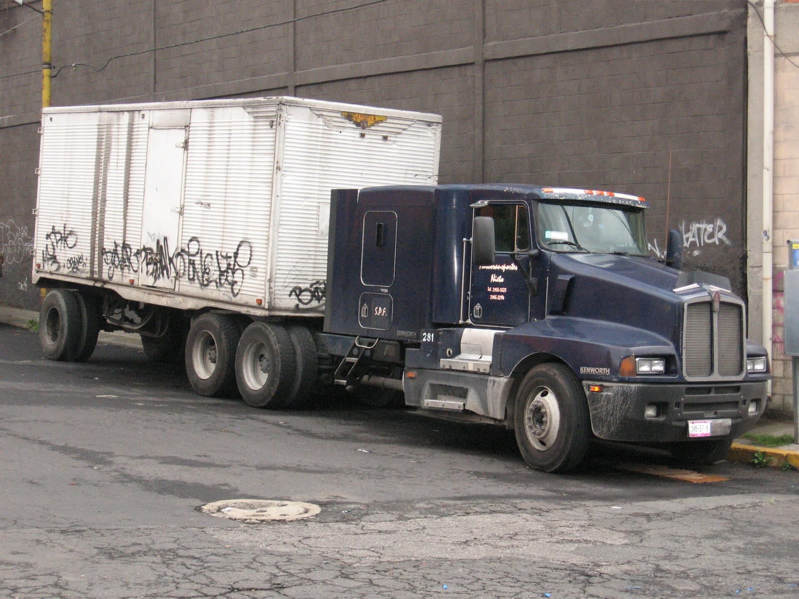 Tractocamión Kenworth azul con caja seca, estacionado en la Ciudad de México