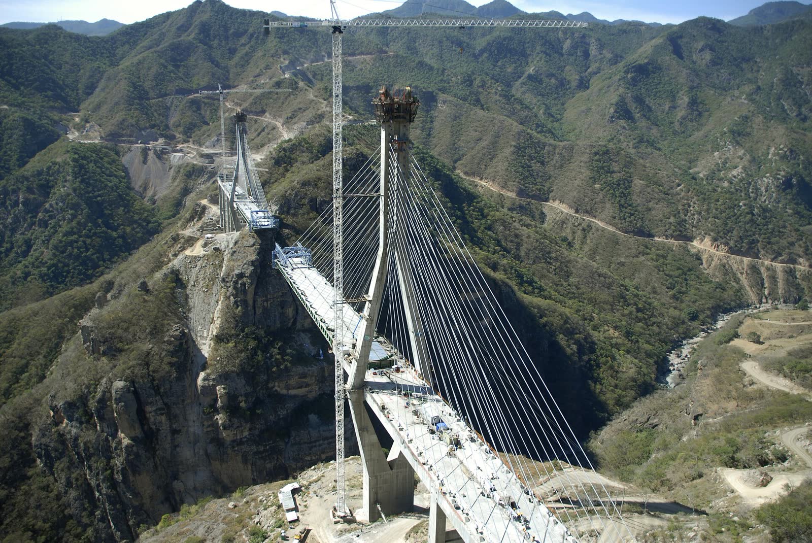 Puente Baluarte en la carretera Durango–Mazatlán, sobre la Sierra Madre Occidental